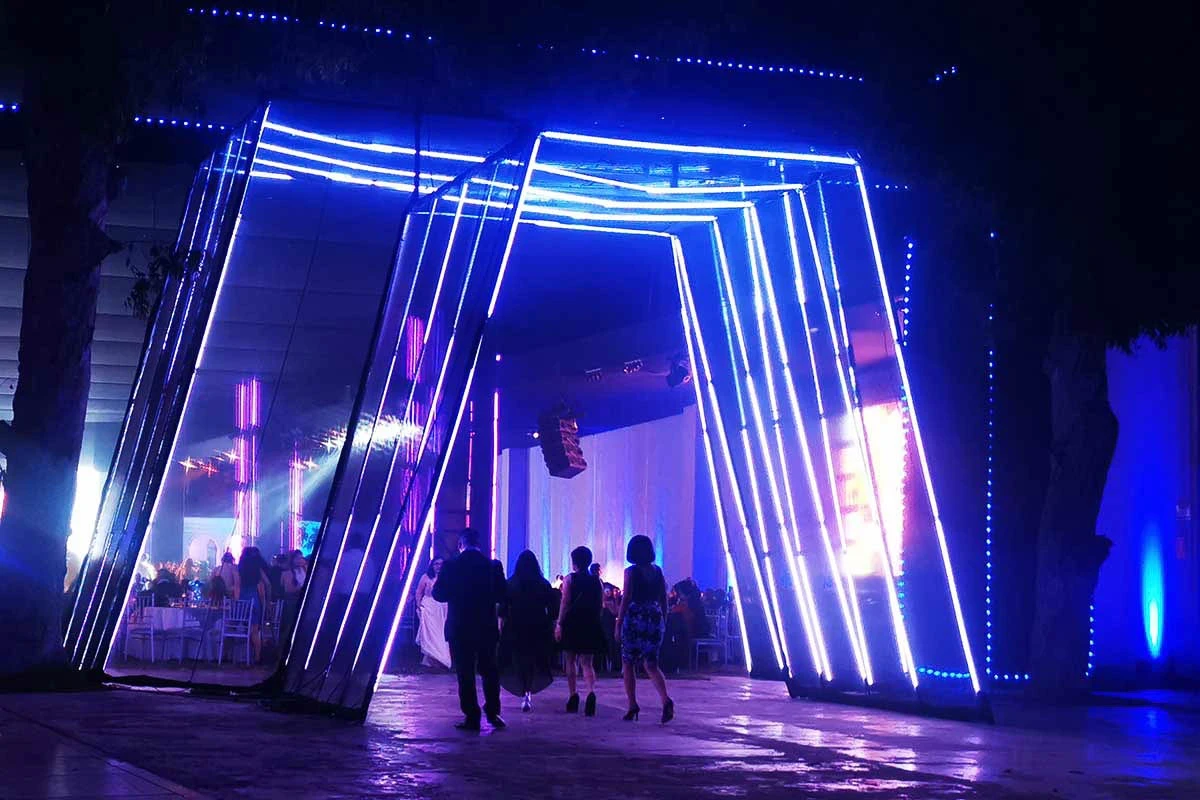 entrada a toldo de eventos decorada con cinta led RGB madix - Túnel hexagonal led - scratch perú.