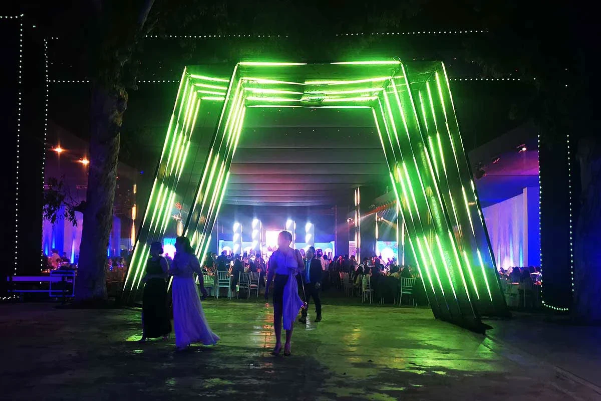 entrada a toldo de eventos decorada con cinta led RGB madix - Túnel hexagonal led - scratch perú.