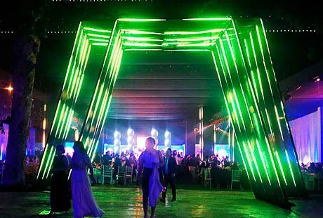 entrada a toldo de eventos decorada con cinta led RGB madix - Túnel hexagonal led - scratch perú.