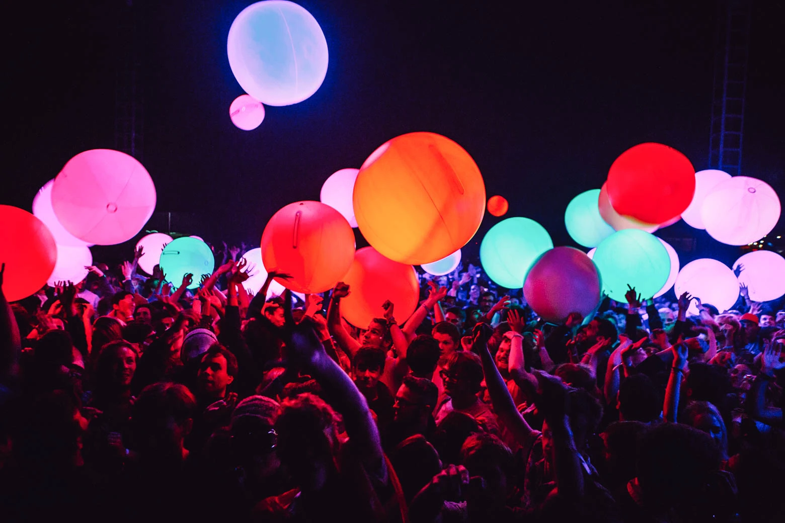 Esferas LED Inflables   Agrega luz, energía y magia a tu evento con nuestras Esferas Inflables LED. Vibrantes, resistentes e interactivas, ¡haz que todos participen!
