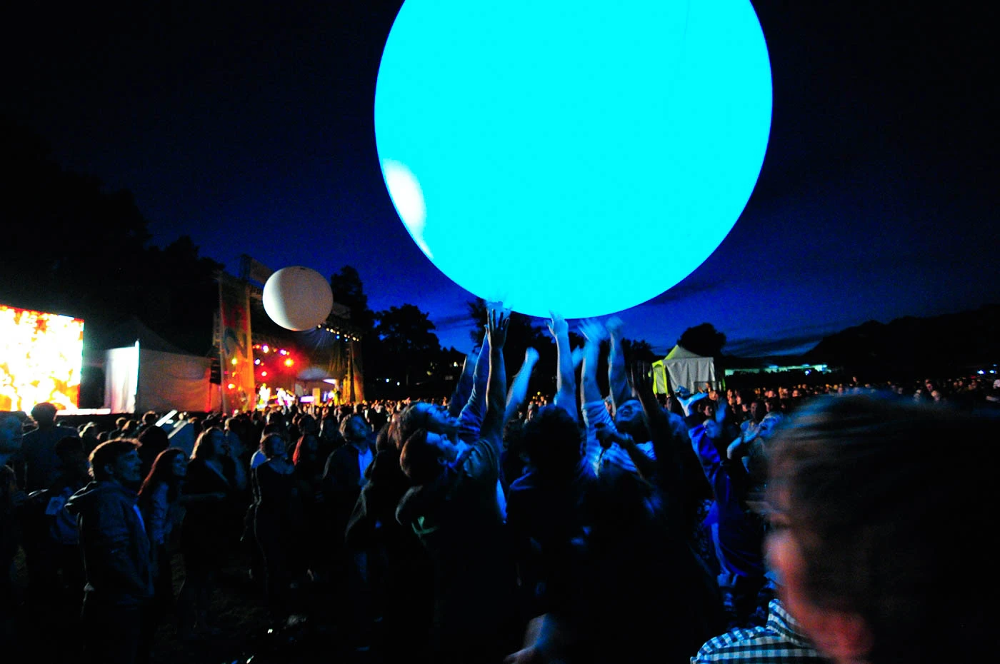 esfera inflable led color azul en un evento