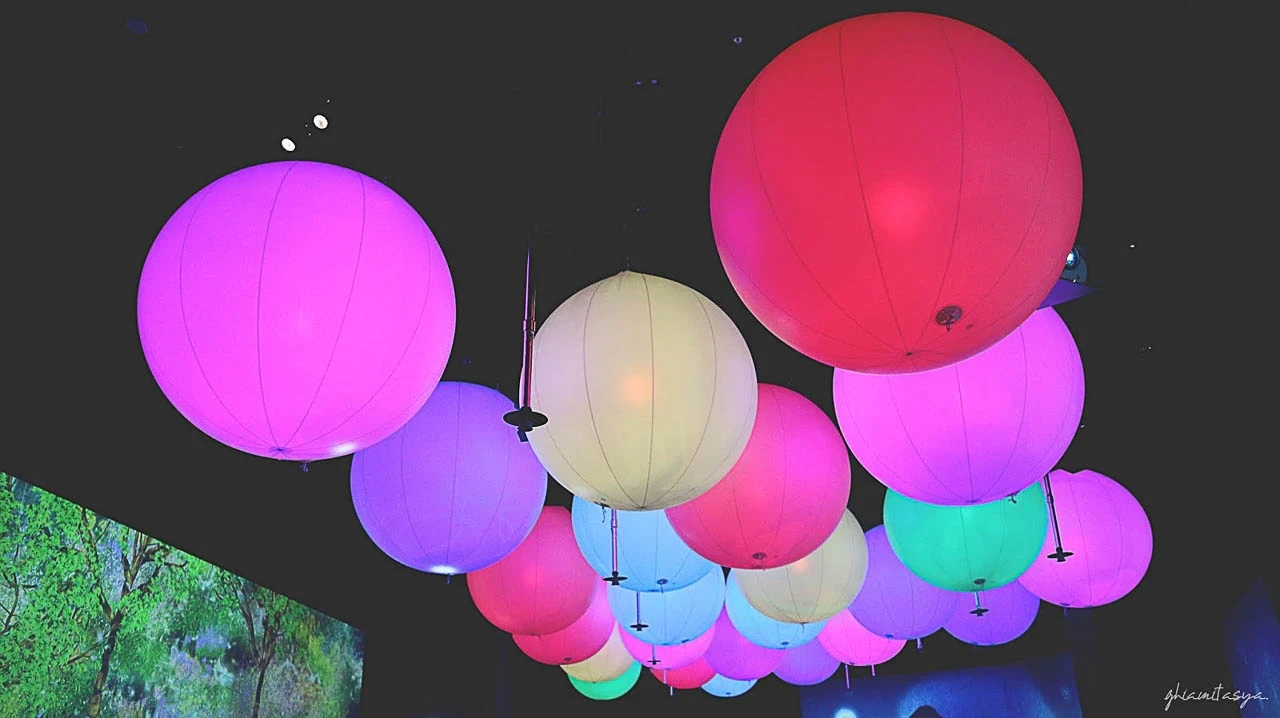 Calles decorada con globos led luminosos de colores - Globos luminosos de helio - scratch perú.