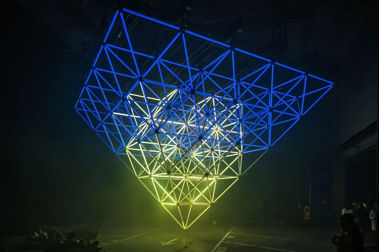 Una estructura piramidal conformada de tubos pixel led de 360º controlada por Madrix.