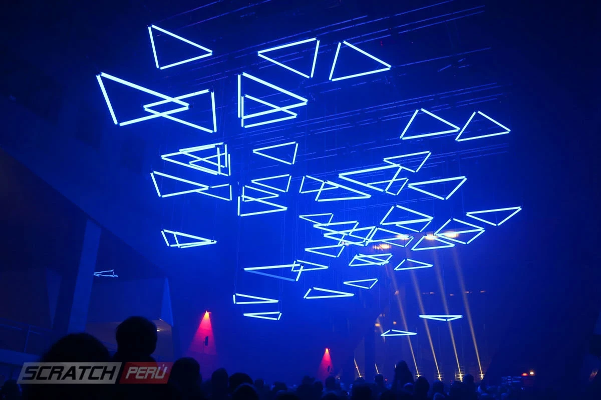 kinetic lights, luces cineticas para decoracion del techo con triangulos de tubos neon led RGB - Luces cineticas - scratch perú.
