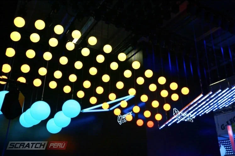 kinetic lights, luces cineticas, con esferas luminosas para evento del lanzamiento de mercedez benz - Luces cineticas - scratch perú.