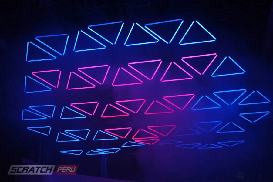 kinetic lights, luces cineticas para decoracion del techo con triangulos de tubos neon led RGB - Luces cineticas - scratch perú.