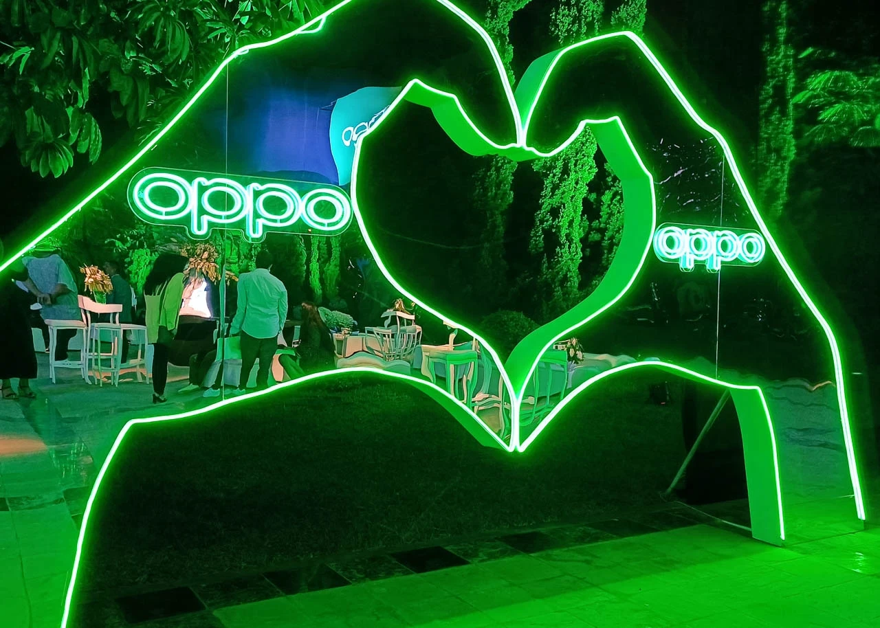 Manos corazon neón led Las manos neón led es una zona de experiencia ideal para la crear contenido para redes sociales y exponer el logo de la marca de forma organica.