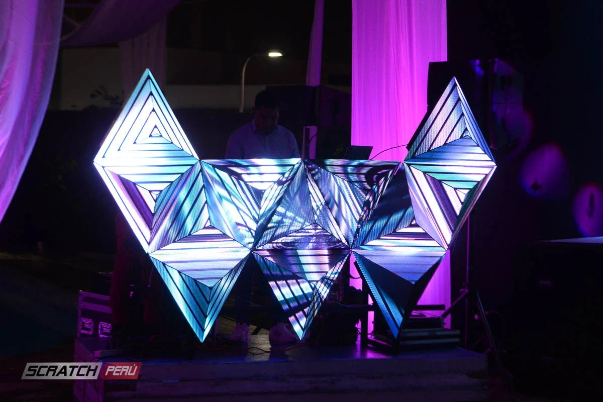 Pantallas triangulares para dj, que reproducen videos de manera online - Pantalla led triangular - scratch perú.