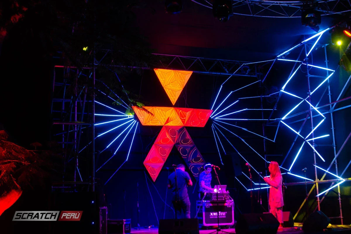 Pantallas triangulares para dj, que reproducen videos de manera online - Pantalla led triangular - scratch perú.