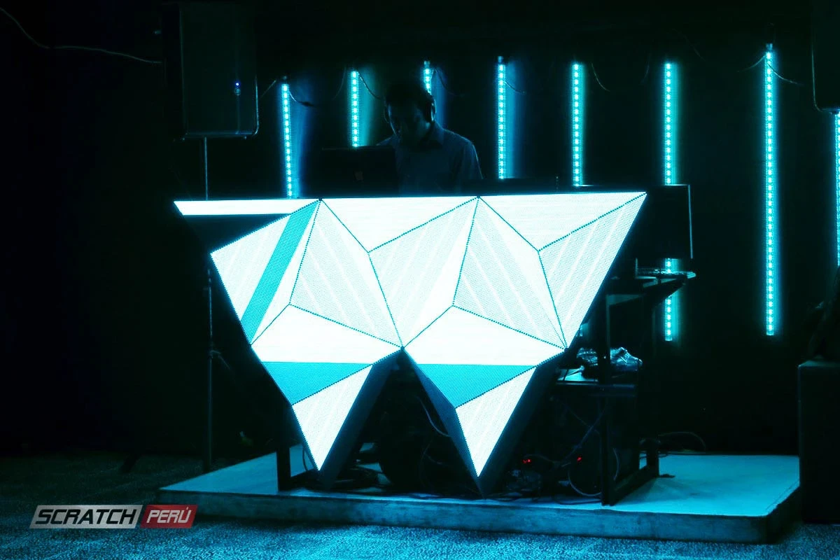 Pantallas triangulares para dj, que reproducen videos de manera online - Pantalla led triangular - scratch perú.