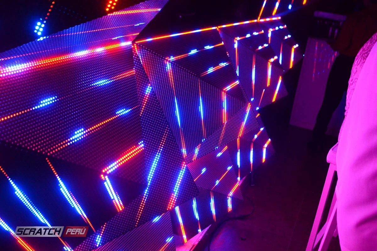 Pantallas triangulares para dj, que reproducen videos de manera online - Pantalla led triangular - scratch perú.