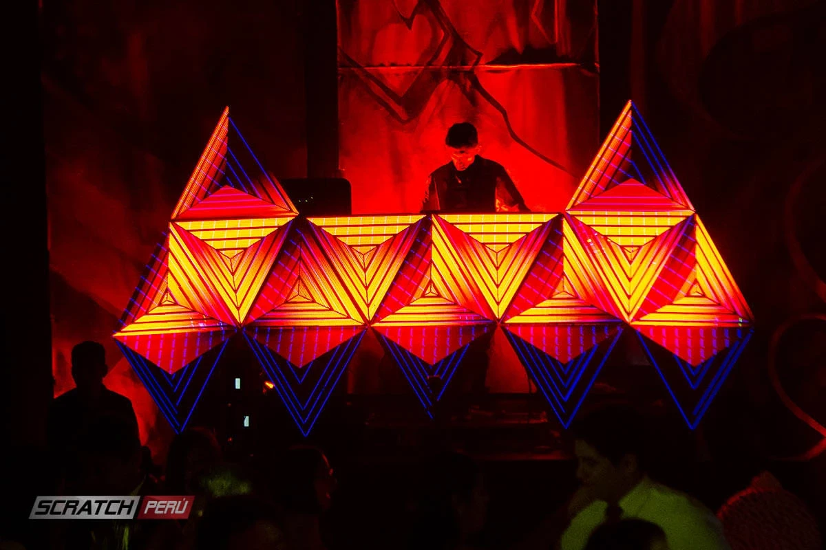 Pantallas triangulares para dj, que reproducen videos de manera online - Pantalla led triangular - scratch perú.