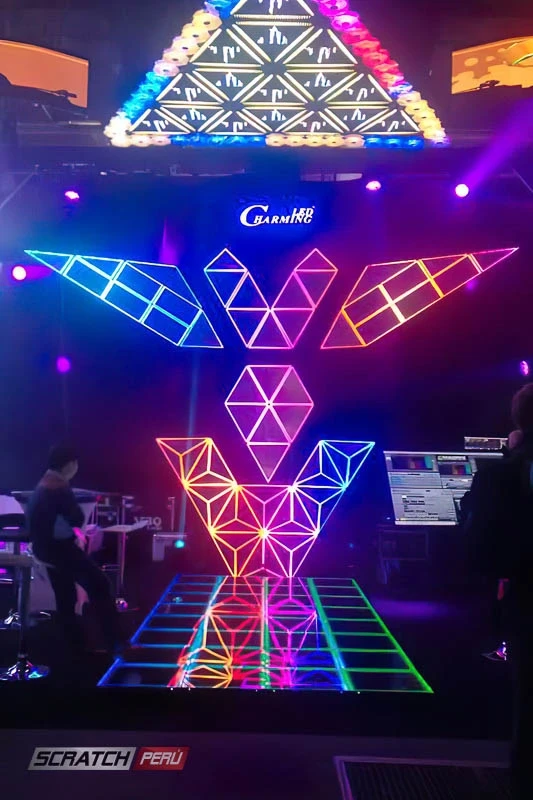 Pantallas triangulares para dj, que reproducen videos de manera online - Pantalla led triangular - scratch perú.