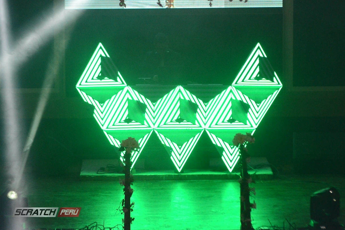 Pantallas triangulares para dj, que reproducen videos de manera online - Pantalla led triangular - scratch perú.