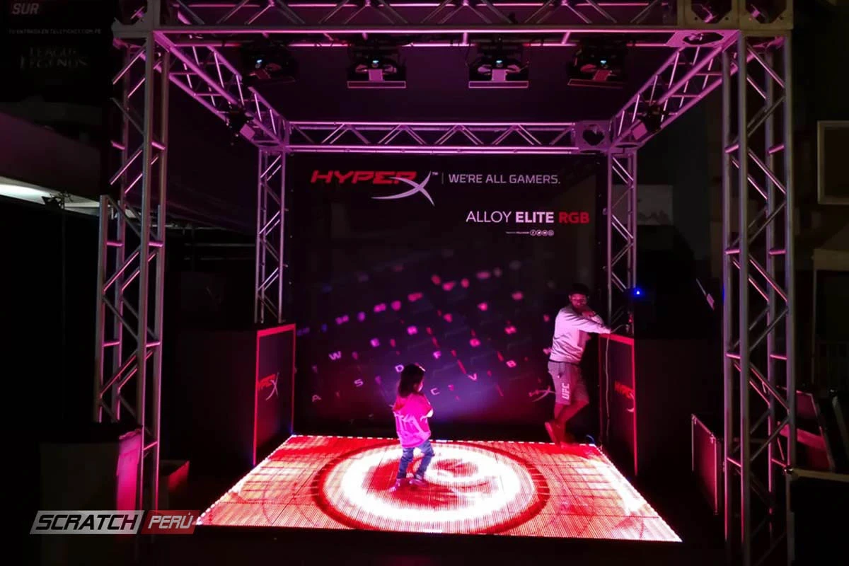 Niña sobre piso video led de hyperx - Piso video led P10 - scratch perú.