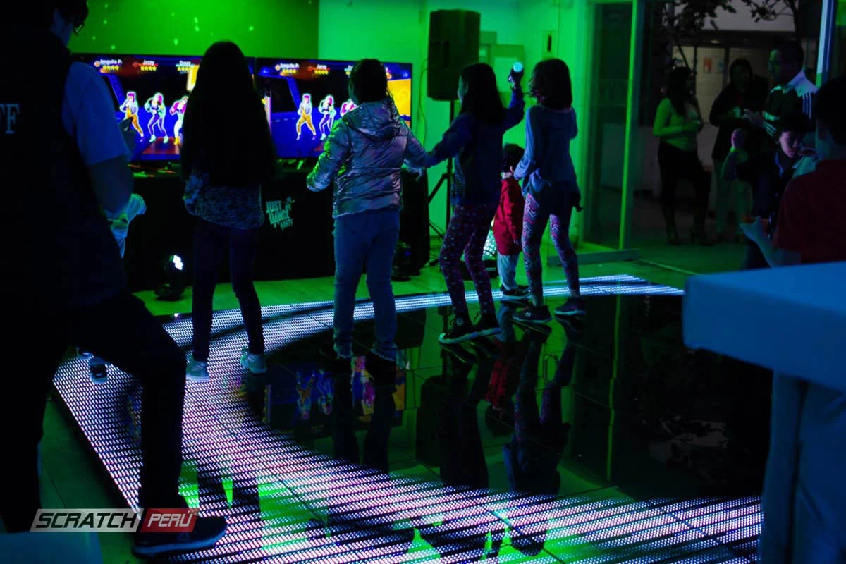 Chicoteca de niños con pista de baile video led - Piso video led P10 - scratch perú.