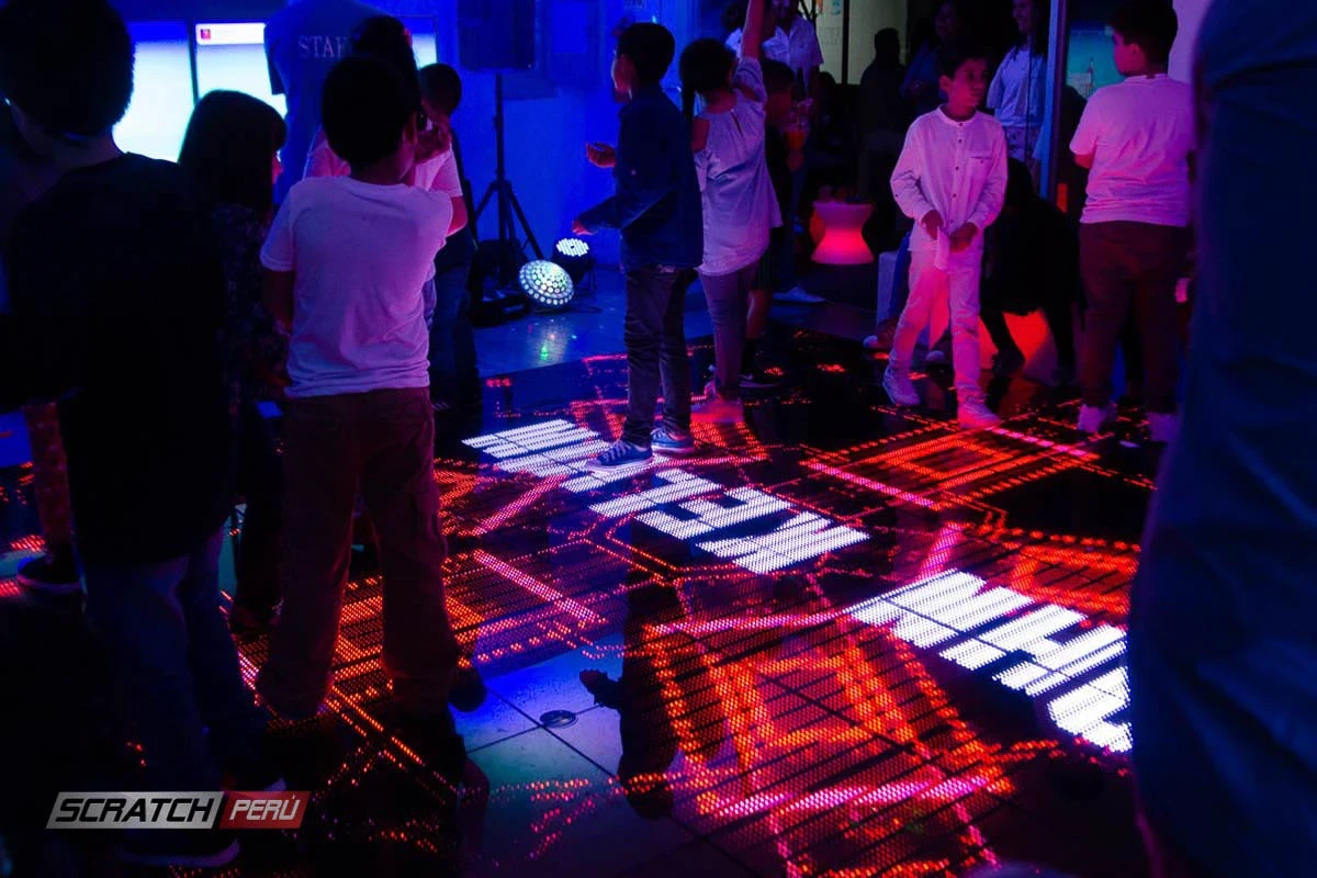 Chicoteca de niños con pista de baile video led - Piso video led P10 - scratch perú.