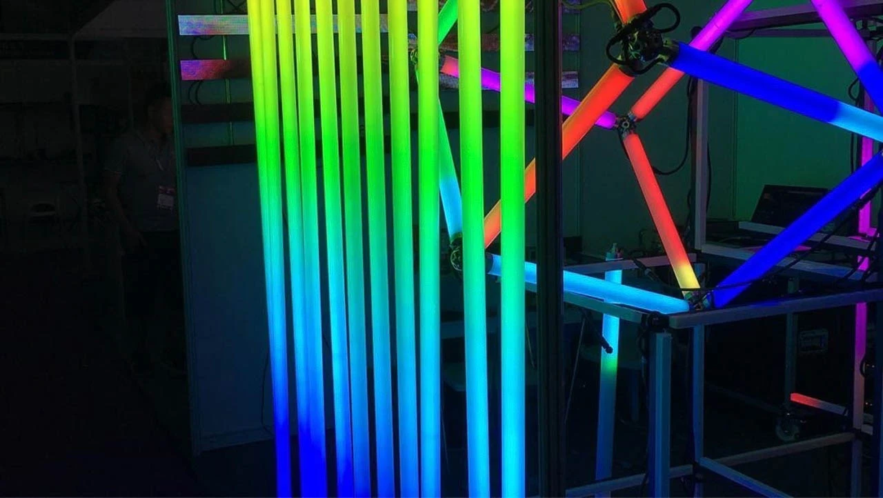 Tubos neon para creat formas y decorar eventos, controlados por computadora con madrix 5 - Tubos neón led - scratch perú.