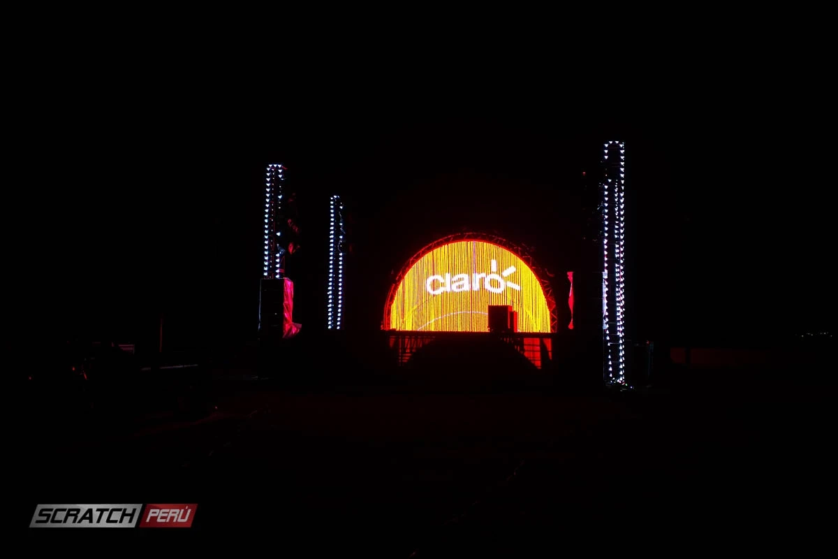 Pantalla led de tubos led para evento de claro en miraflores - Tubos pixel led 360º - scratch perú.