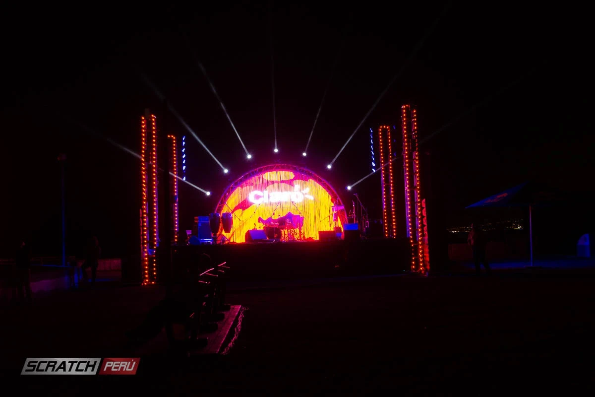 Pantalla led de tubos led para evento de claro en miraflores - Tubos pixel led 360º - scratch perú.