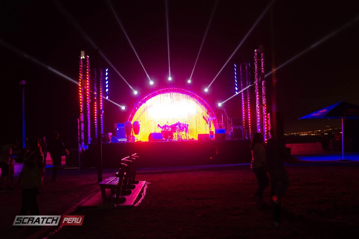 Pantalla led de tubos led para evento de claro en miraflores - Tubos pixel led 360º - scratch perú.