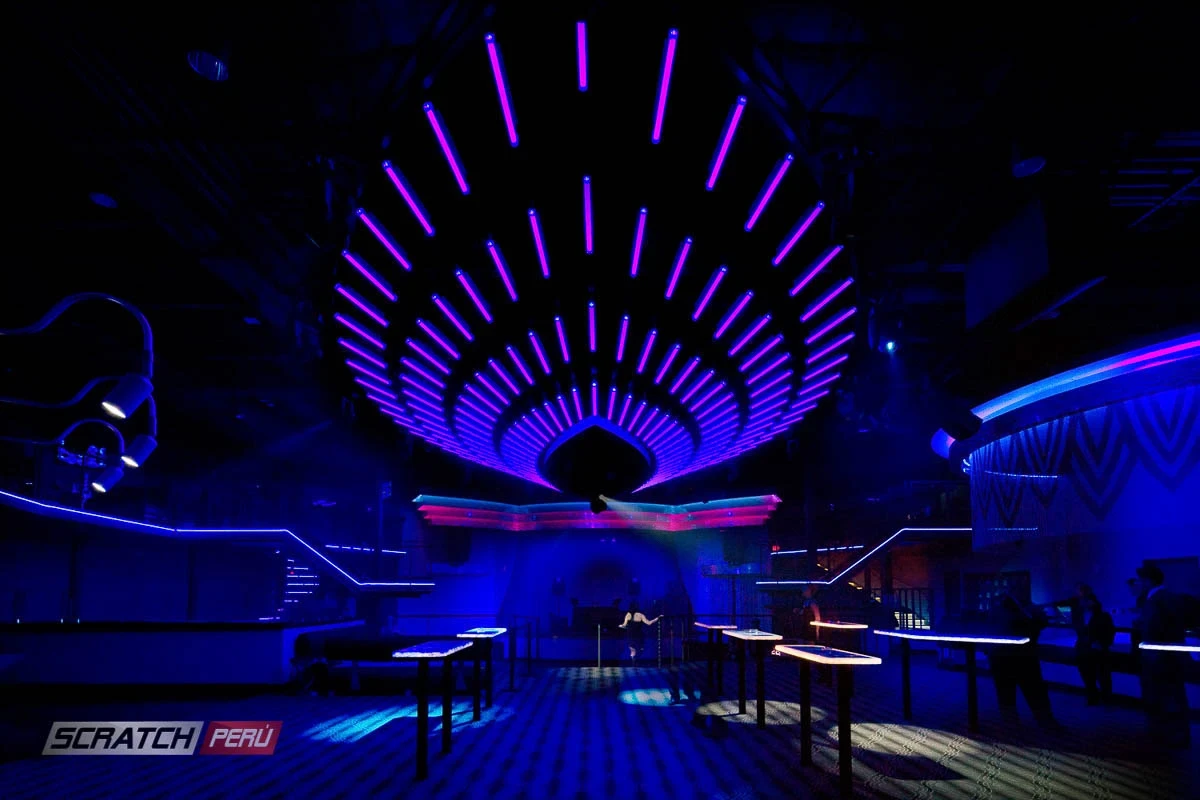 Techo de discoteca decorado con tubos led neon - Tubos pixel led 360º - scratch perú.