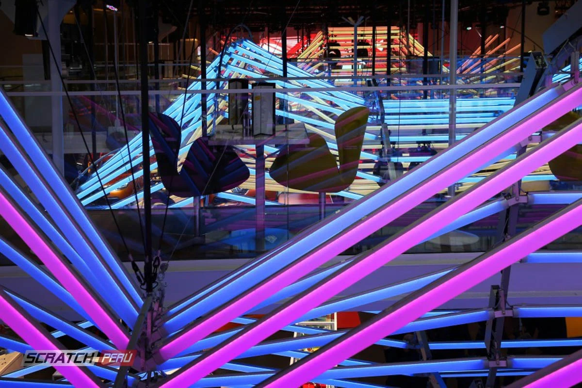 decoracion de techo con tubos led para stand comercial de expo dell - Tubos pixel led 360º - scratch perú.