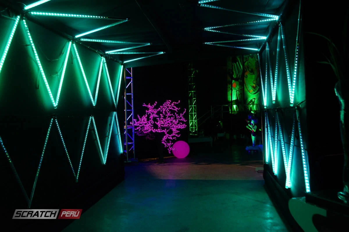 tunel decorado con tubos led de colores y efectos - Tubos pixel led 360º - scratch perú.