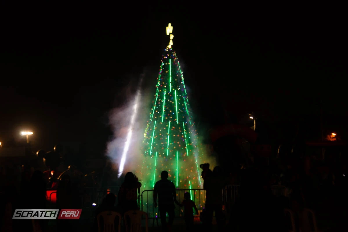 arbol de navidad para apertura de navidad mi banco, decorado con tubos led pixel - Tubos pixel led 360º - scratch perú.