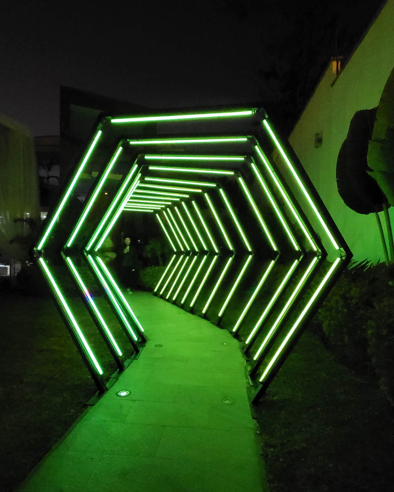 Túnel LED hexagonal rojo: Entrada deslumbrante con iluminación LED para eventos en rojo vibrante. - Túnel hexagonal led - scratch perú.
