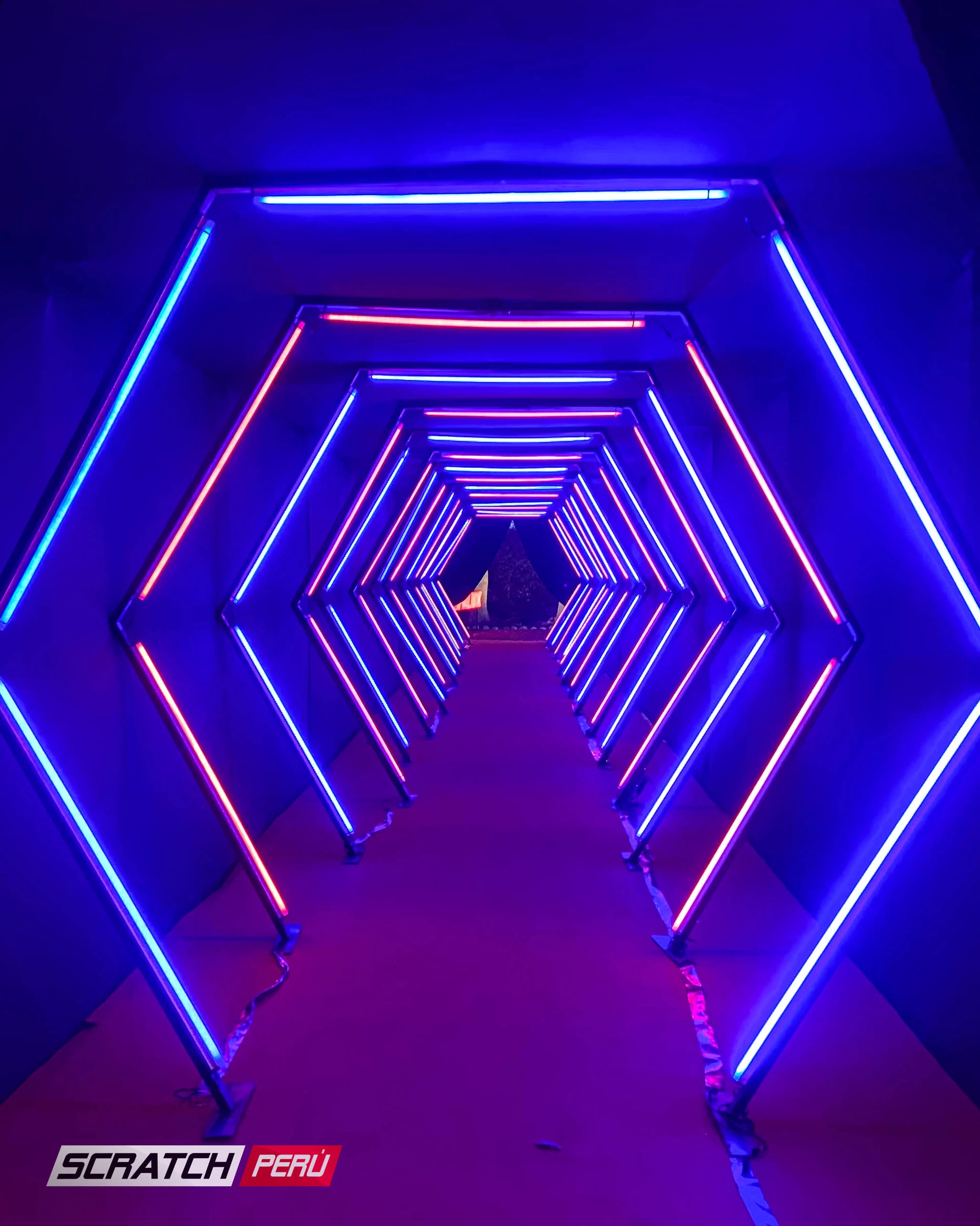 Túnel LED hexagonal rojo y azul: Efectos de luz vibrantes en un pasillo, creando una experiencia visual impresionante. - Túnel hexagonal led - scratch perú.
