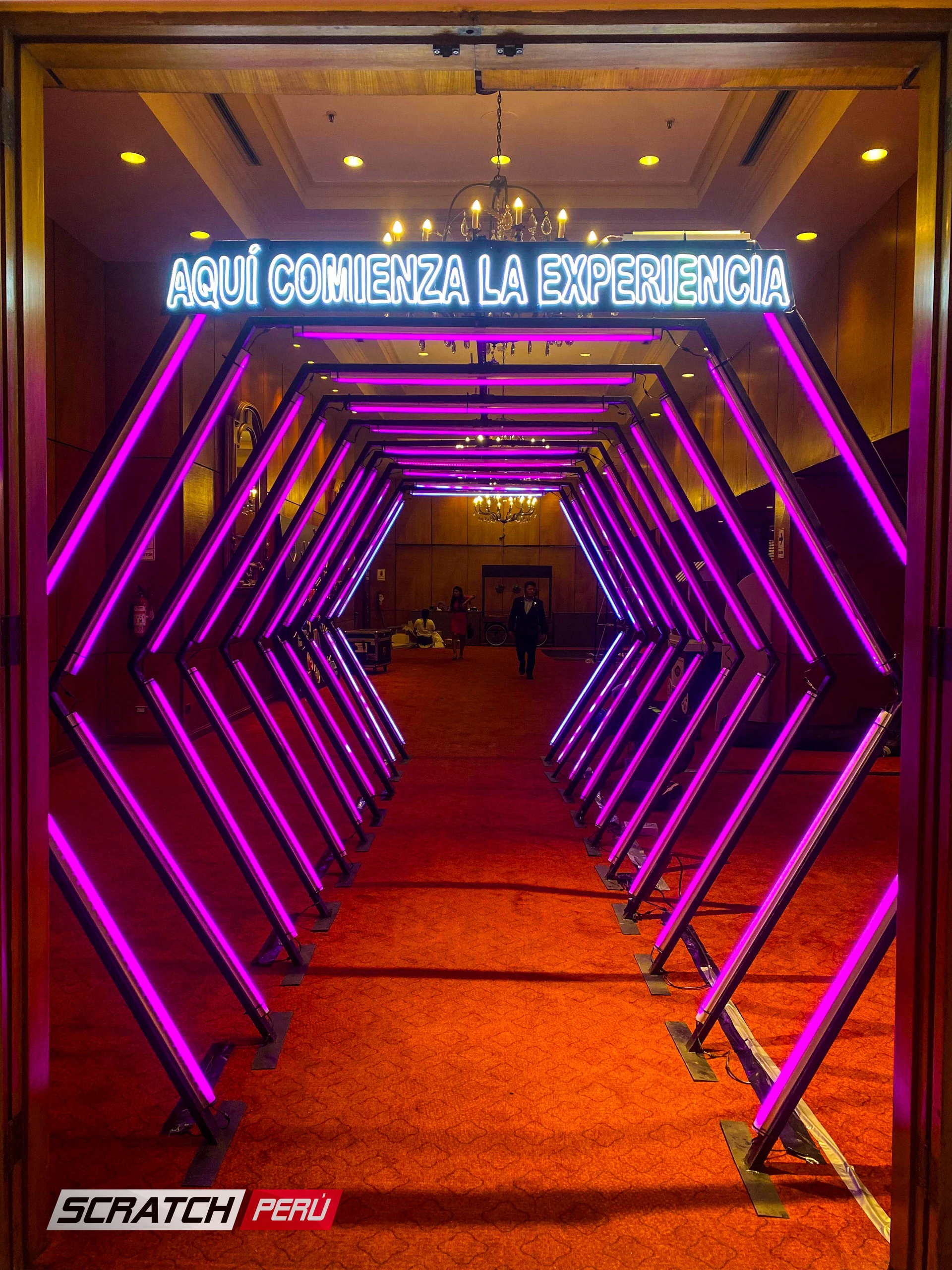 Túnel LED hexagonal violeta: Acceso elegante al área de conversiones en el Hotel Westin, resaltando la exclusividad del evento. - Túnel hexagonal led - scratch perú.