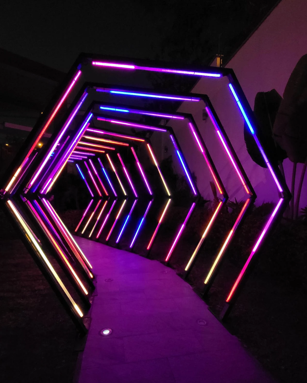 Túnel Hexagonal de Pixel LED Túnel Hexagonal de Pixel LED: una experiencia de iluminación inmersiva con control Madrix Lighting 5