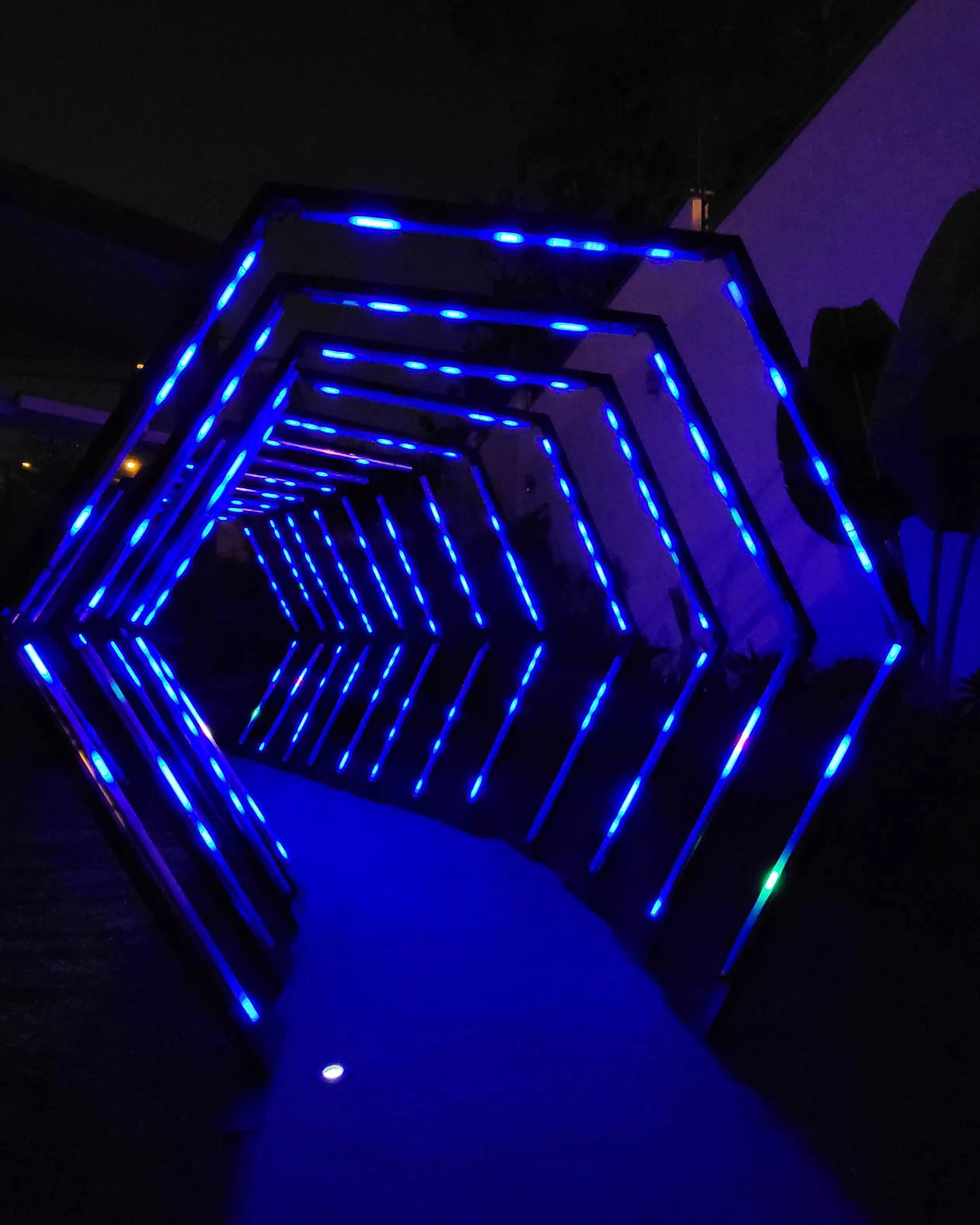 Túnel LED hexagonal azul: Iluminación impresionante en el camino hacia una casa de eventos, creando un ambiente cautivador. - Túnel hexagonal led - scratch perú.