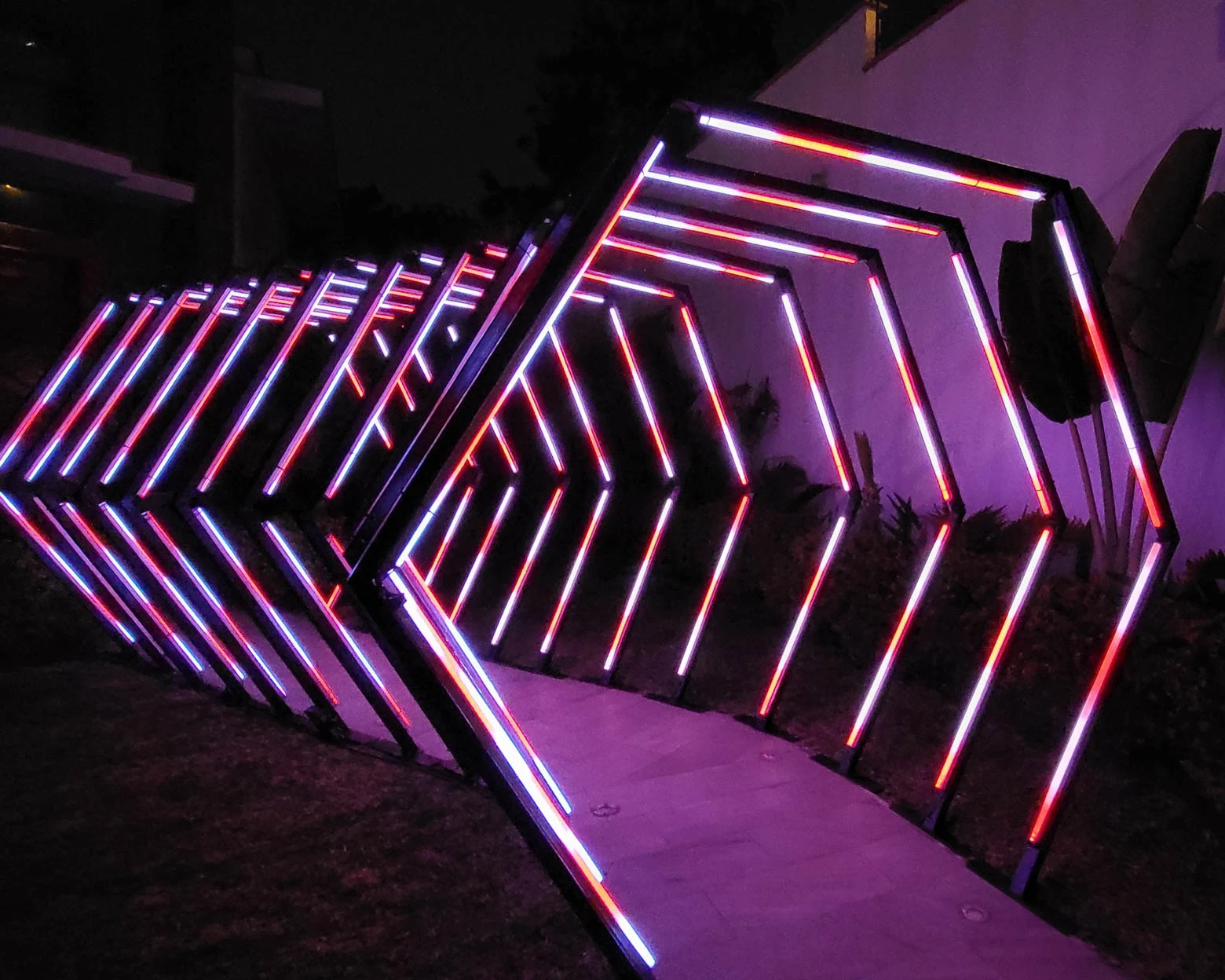 Túnel LED hexagonal RGB: Destacando el acceso a una casa de eventos con luces cambiantes de múltiples colores. - Túnel hexagonal led - scratch perú.