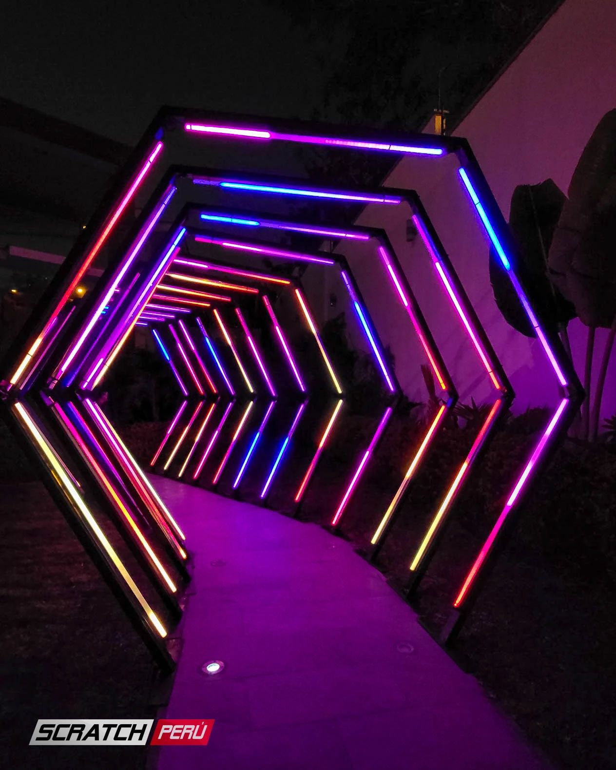 Túnel LED hexagonal RGB: Destacando el acceso a una casa de eventos con luces cambiantes de múltiples colores. - Túnel hexagonal led - scratch perú.