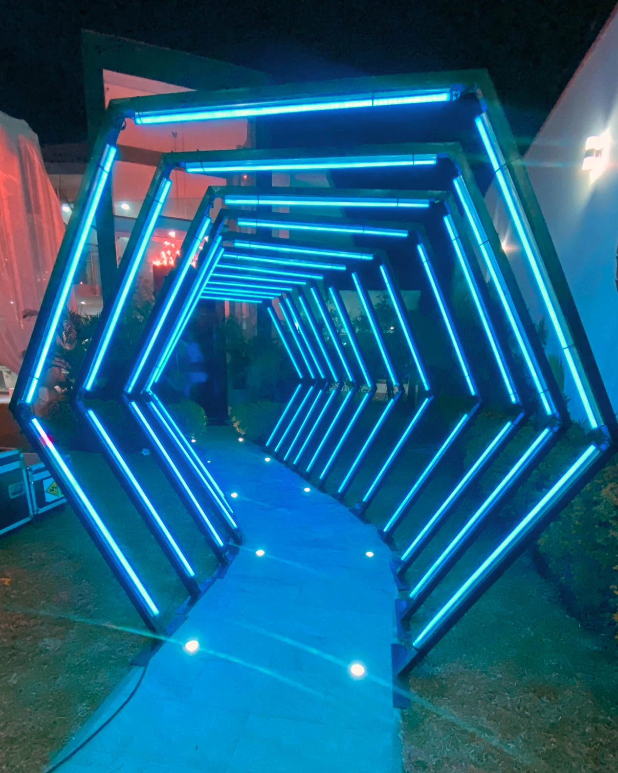 Túnel LED hexagonal verde: Elegante iluminación en el camino hacia una casa de eventos, creando una atmósfera única. - Túnel hexagonal led - scratch perú.