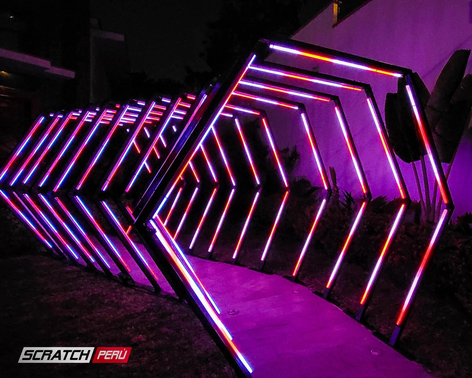 Túnel LED hexagonal multicolor: Efectos luminosos espectaculares en el camino hacia un evento, con luces cambiantes y vibrantes. - Túnel hexagonal led - scratch perú.