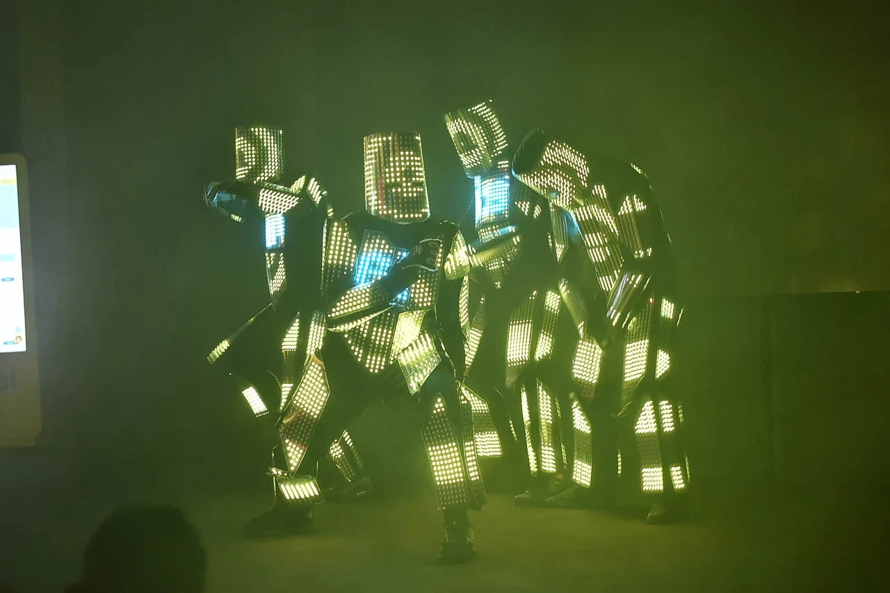 Robots lightman, un show conformado de bailes y trajes de luces controlados por computadora