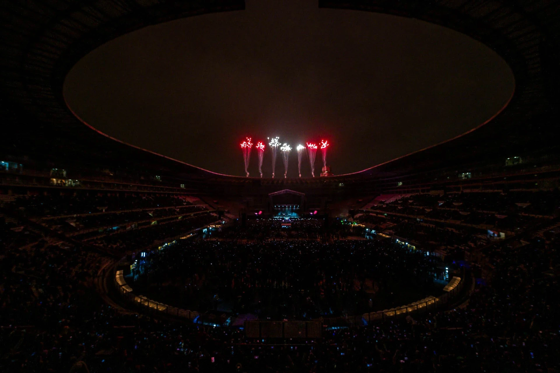 Estadio nacional centro de lima peru, fuegos artificiales con bandera de peru - Gian Marco 30 Aniversario - scratch perú.