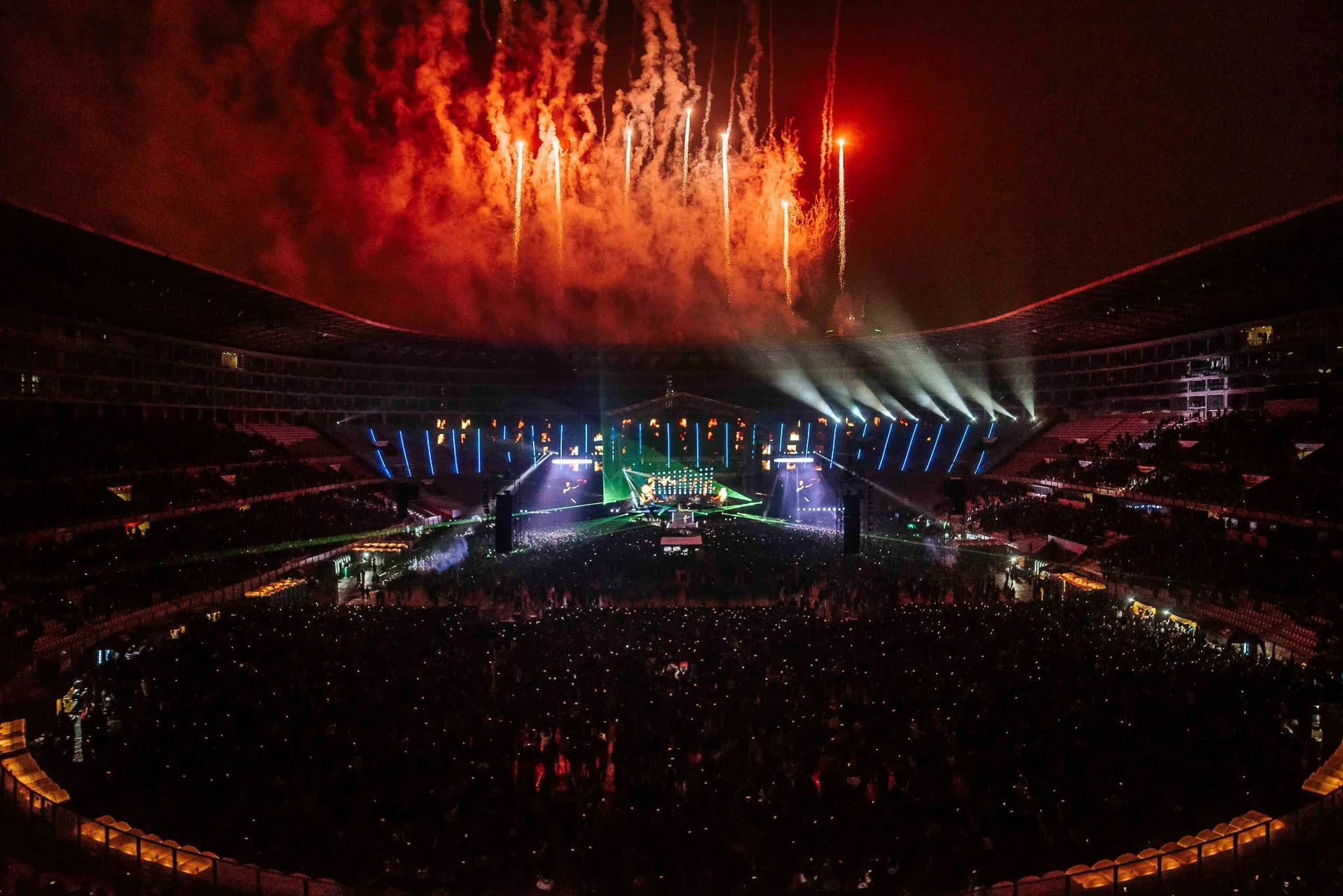 Estadio nacional centro de lima peru, fuegos artificiales con bandera de peru - Gian Marco 30 Aniversario - scratch perú.