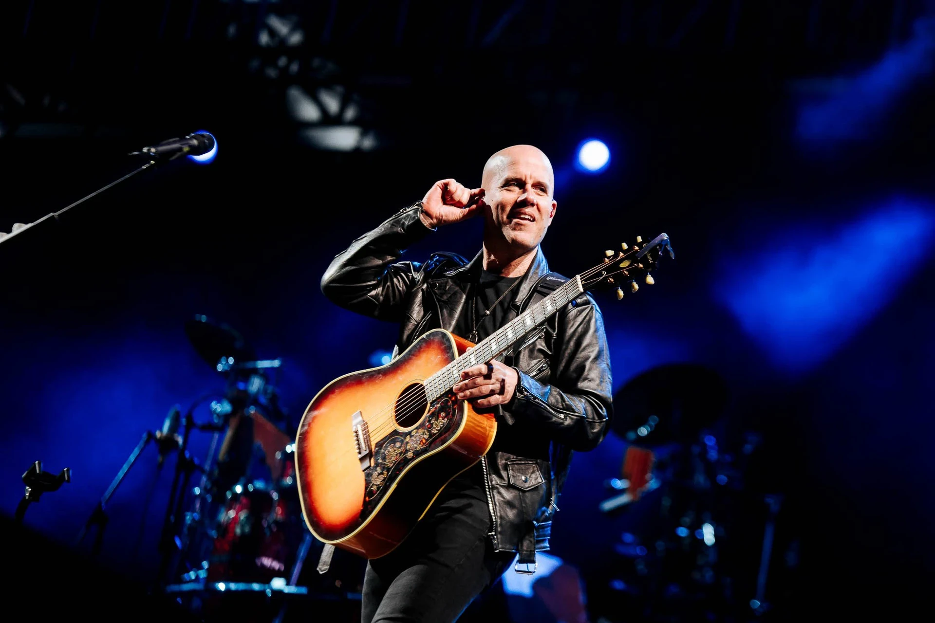 Gian marco en su concierto por aniversario de 30 años en la industria