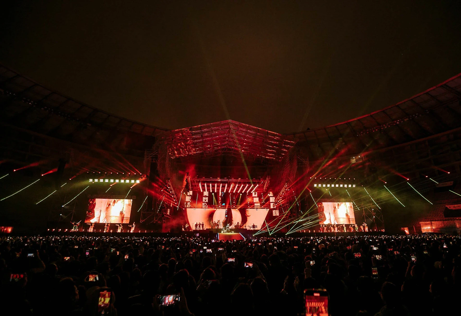 Escenario color rojo del concierto en lima peru - Gian Marco 30 Aniversario - scratch perú.
