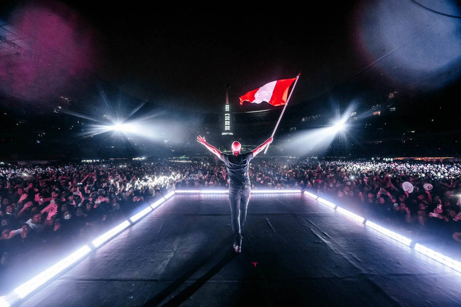 Gian Marco con la bandera del peru en su concierto - Gian Marco 30 Aniversario - scratch perú.