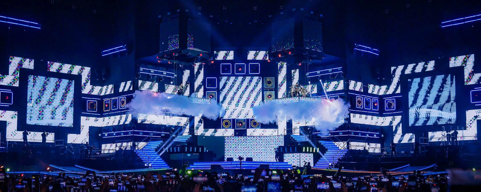 Escenario con luces y pantallas encendidas en azul durante el concierto del 50 aniversario de Grupo 5 en el Estadio San Marcos. - Grupo 5 - 50 Aniversario - scratch perú.
