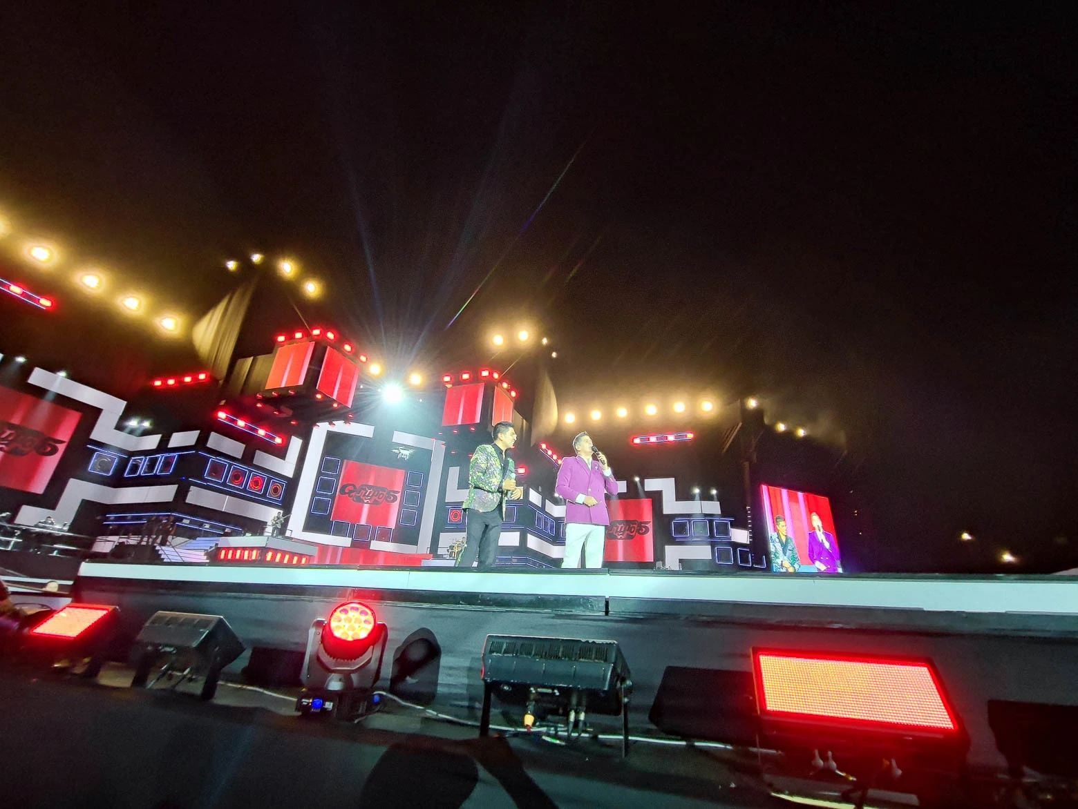 Vista del escenario durante el día antes de comenzar el concierto del 50 aniversario de Grupo 5 en el Estadio San Marcos. - Grupo 5 - 50 Aniversario - scratch perú.