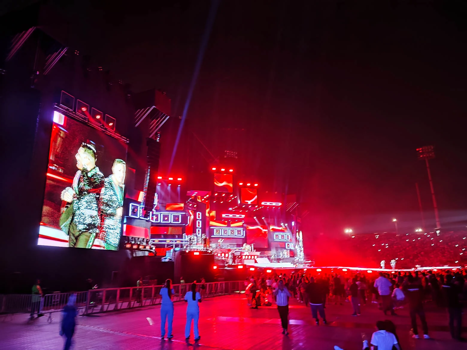 Equipo de SCRATCH PERÚ instalando mini píxeles para delinear todo el escenario antes del concierto del 50 aniversario de Grupo 5. - Grupo 5 - 50 Aniversario - scratch perú.