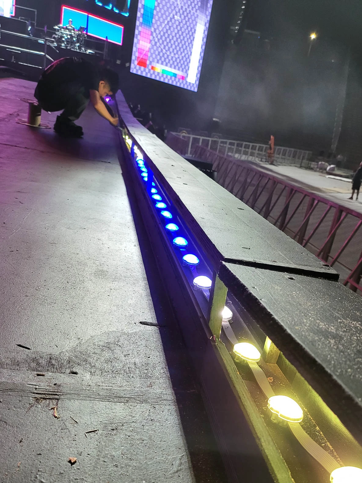Módulos cuadrados delineados de píxeles LED controlados durante el montaje del escenario del concierto del 50 aniversario de Grupo 5. - Grupo 5 - 50 Aniversario - scratch perú.