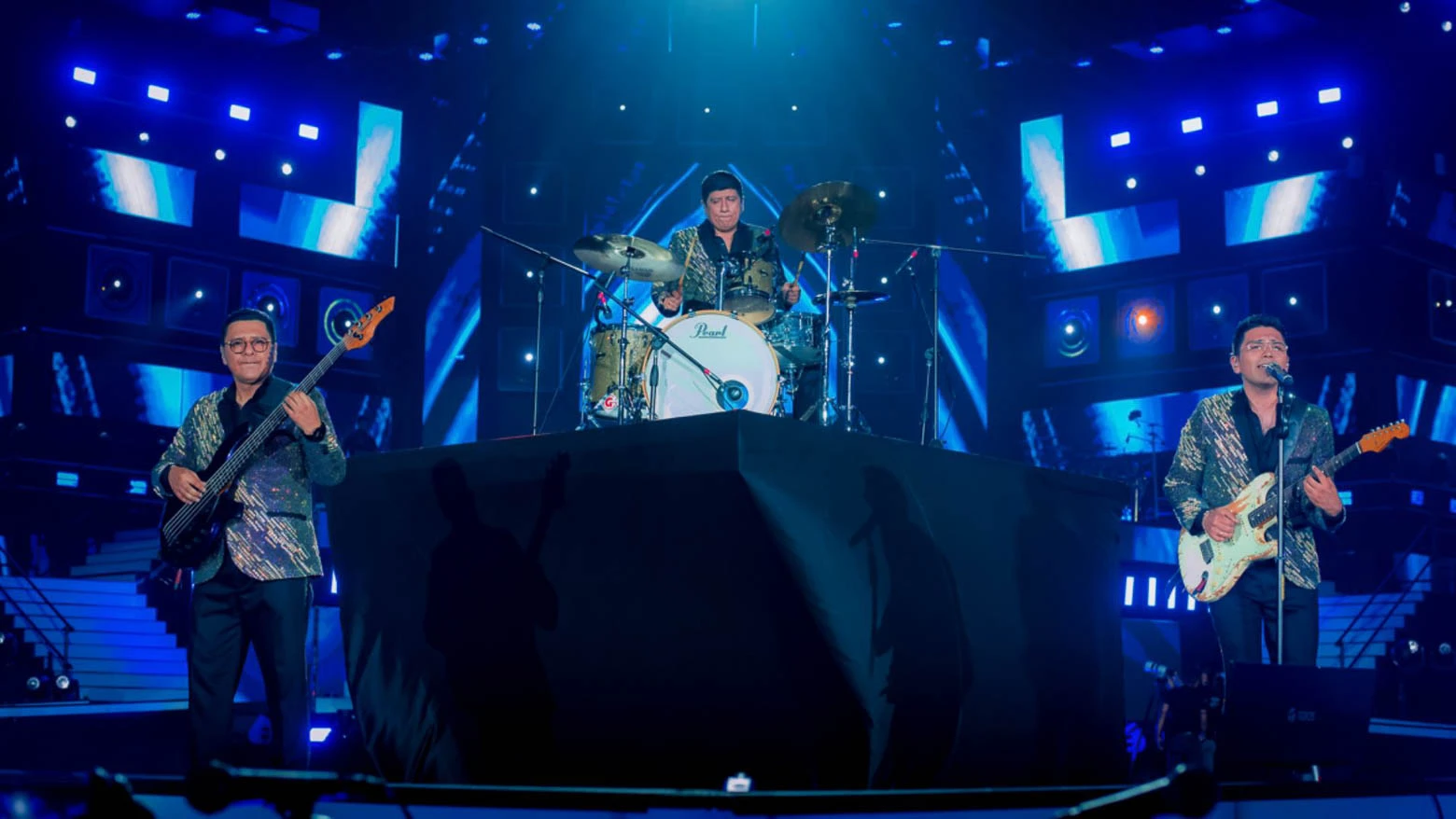 Los hermanos Yaipen tocando en el escenario del Estadio San Marcos durante el concierto del 50 aniversario de Grupo 5. - Grupo 5 - 50 Aniversario - scratch perú.