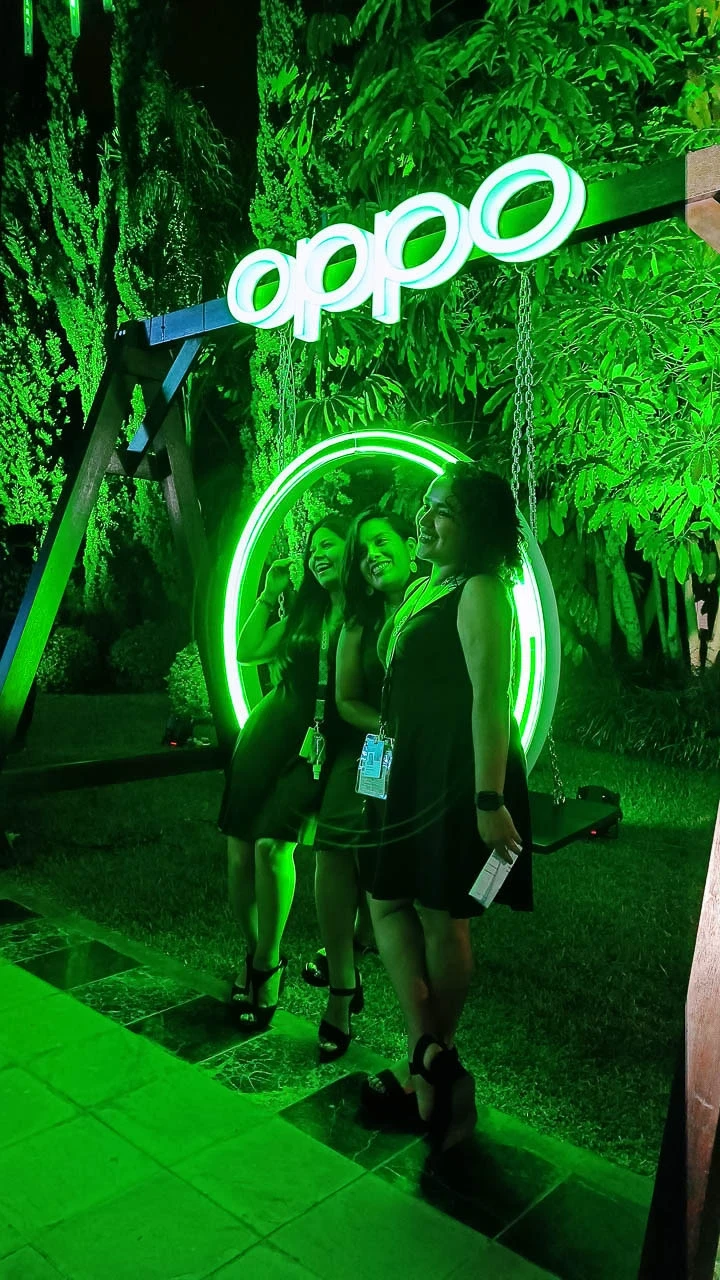 zona de experiencia con columpio neon led para el evento de oppo peru, lanzamiento oficial